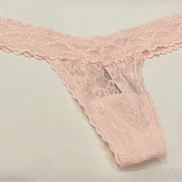 NEW WITH TAGS VICTORIA’S SECRET SIZE XS 2 PK OF TONGS IN BABY PINK AND BLACK - Picture 6 of 8